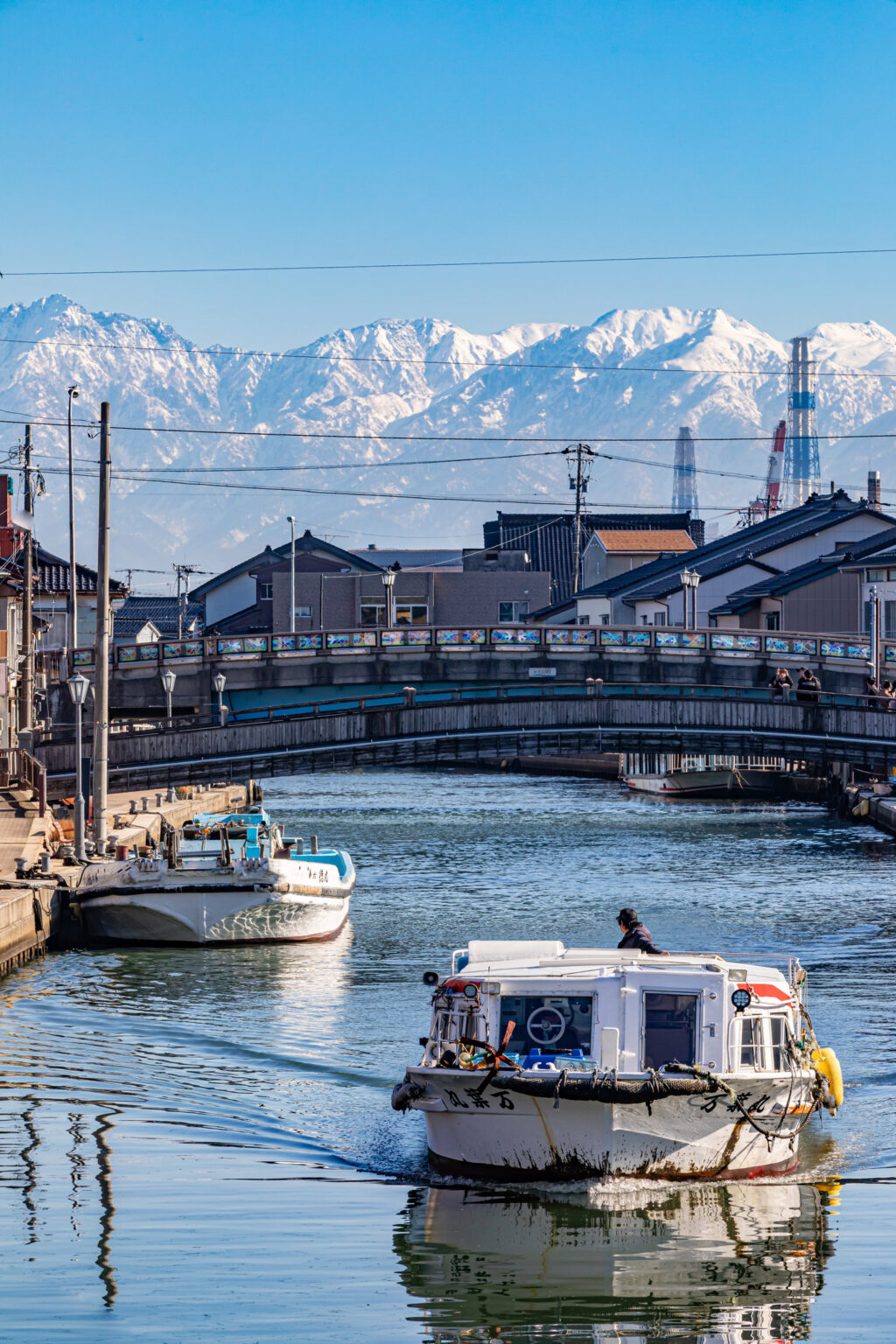 冬の晴れた日の新湊内川から見える立山