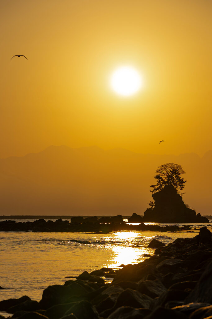 雨晴海岸から立山をバックに昇る日の出
