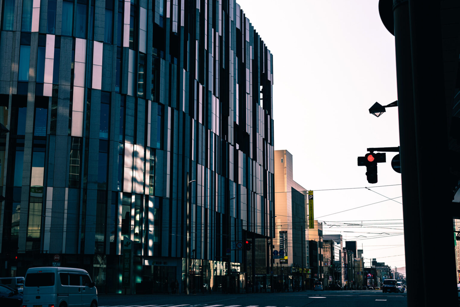 富山県総曲輪の近代的なビルの街並み