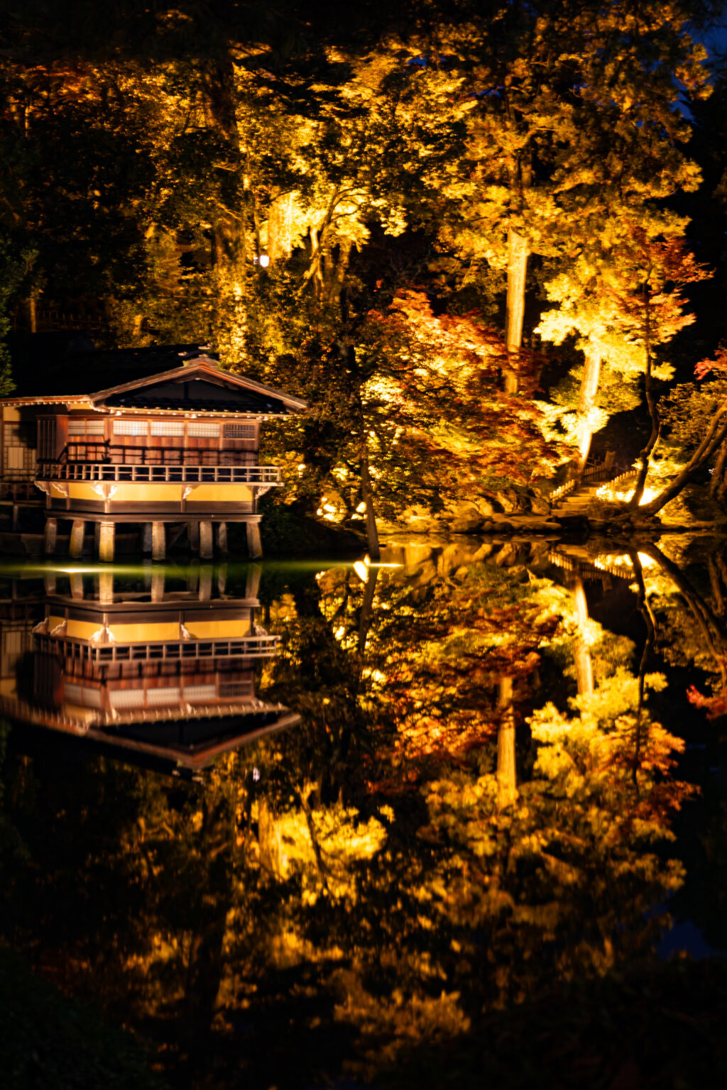 紅葉の兼六園で見れる池リフレクション