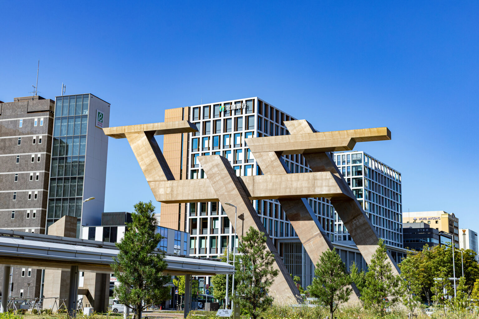 金沢駅西口にある石川県を表すモニュメント