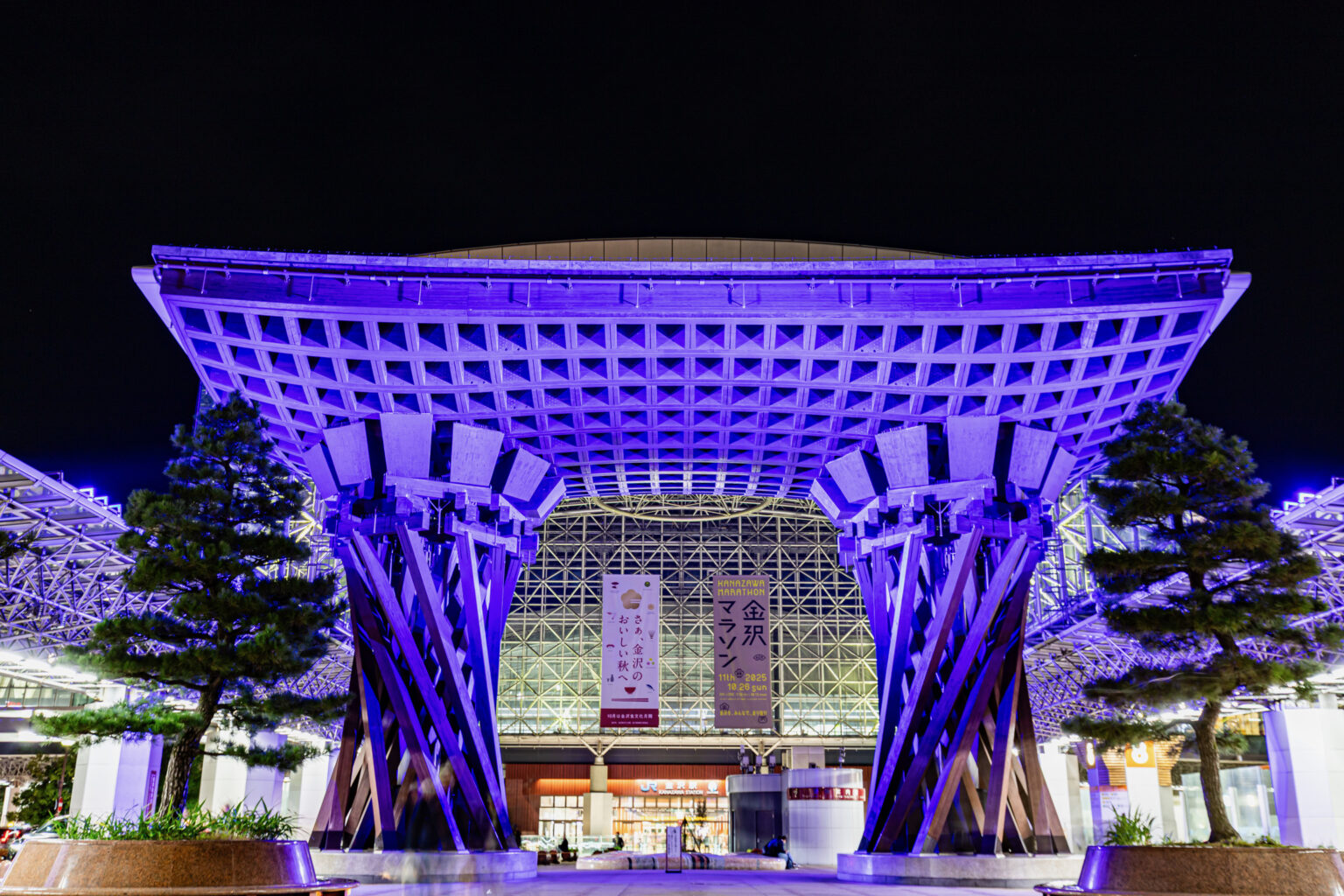 金沢駅の象徴の鼓門は定期的にライトアップをしている