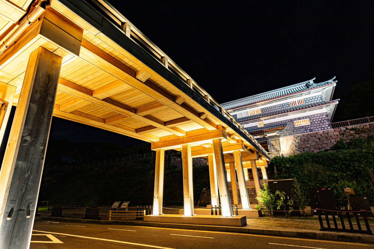 木造の橋が特徴的な金沢の鼠多門