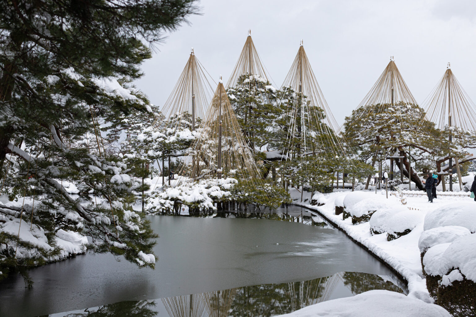 冬の兼六園で稀に見れる凍結した霞が池